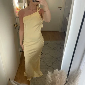 Gul balklänning  - Jättefin balklänning i satin med knytning i ryggen. Säljer då den inte passar mig💞