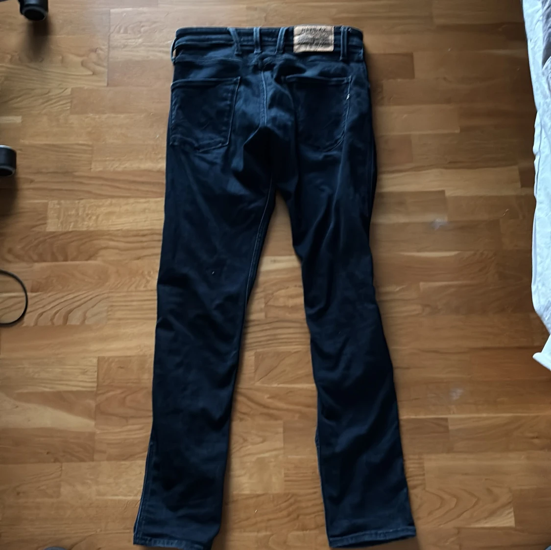 Mörkblå jeansbyxor - 1