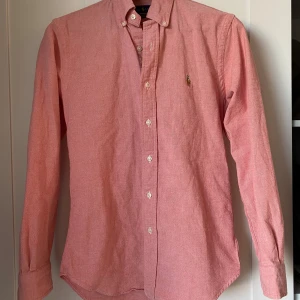 Ralph Lauren Skjorta - Tjena, vi säljer denna super fräscha Ralph lauren skjorta i storlek S. Slim fit. Riktigt bra skick! Hör av dig vid någon fundering👑
