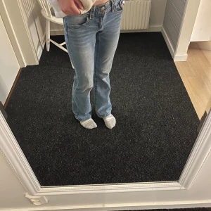 Blå jeans med bootcut - Snygga blå jeans med bootcut-stil och klassisk femficksdesign. Perfekta för en avslappnad look. De har en normal passform och är tillverkade i ett bekvämt denimtyg.