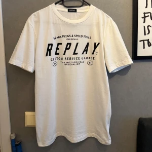 Vit t-shirt från Replay - Säljer denna replay t shirten då den är förliten för mig, använd max 2 gånger, strl M. Nypris 499kr mitt pris 299kr