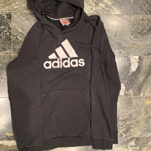 Svart hoodie från Adidas - Säljer en svart baggy hoodie från Adidas, storlek 15-16 år, kontakta om du vill förhandla pris 