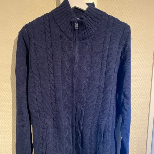 Mörkblå helzip  - Tjena! Säljer denna tvär feta stickade helzipen från Pedro del Hierro. Storlek L. Gjord av en alpaca wool blend och är aldrig använd. Priset är ej hugget i sten så hör av dig vid minsta fundering:)
