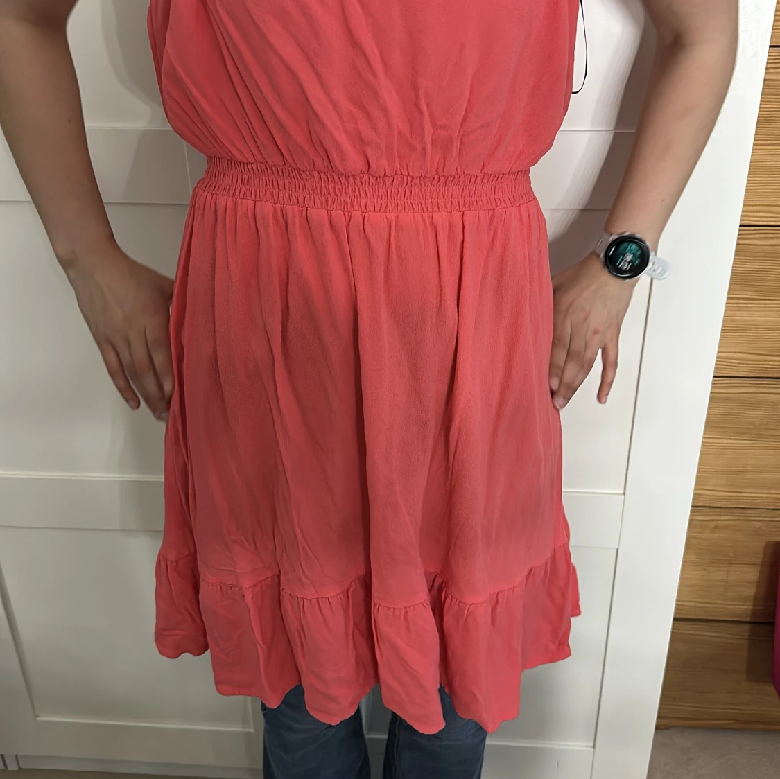 Korallfärgad axelbandslös klänning - 1