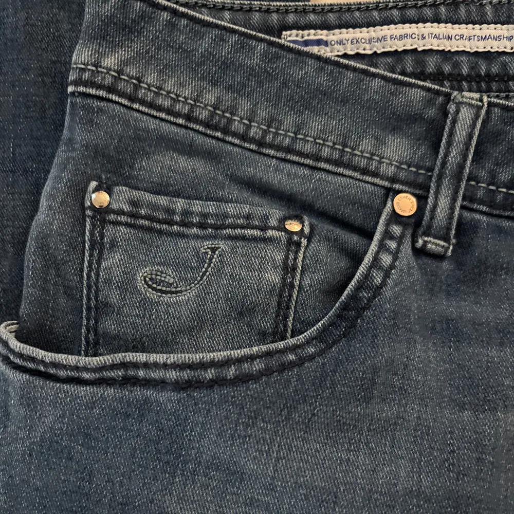 tt riktigt najs par Jacob Cohen Jeans i storlek W36 jag på bilden är 183cm lång och 85kg.  Dem är i jätte bra skick enbart använda 1-2 gånger. Skick 10/10. Nypris runt 5000-6000kr. Skriv om du har några frågor!☺️. Farkut & Housut.
