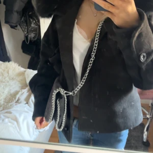 Liten väska  - Säljer min superfina väska eftersom jag inte använder den🤍 pris kan diskuteras