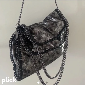 Stella McCartney liknande väska  - Säljer min superfina stella McCartney liknande väska. Har varit en favorit länge, super rymlig och snygg🤍 Nypris 600