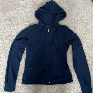 Mörkblå hoodie från Gina Tricot - Säljer en stilren mörkblå hoodie med dragkedja fram från Gina Tricot. Säljer för att den inte passar längre💕