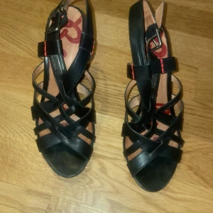 Svarta klackar från Replay - Snygga svarta sandaler från Replay med öppen tå och klack. De har ett flätat mönster och justerbart spänne. Perfekta för sommarens alla tillfällen. Storleken skulle jag säga är en 36/37, innersulanslängd är 24cm :) pris kan diskuteras 