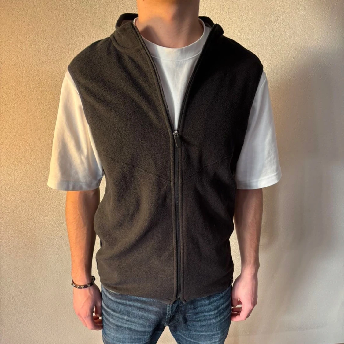 Svart fleeceväst med dragkedja