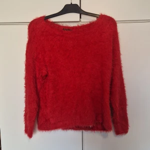 Röd fluffig tröja från ONLY - Säljer en supermjuk och fluffig röd tröja från ONLY. Perfekt för att hålla sig varm och stilren under kyliga dagar. Tröjan har en enkel design med långa ärmar och en rund halsringning. Ett måste för garderoben! 🔥
