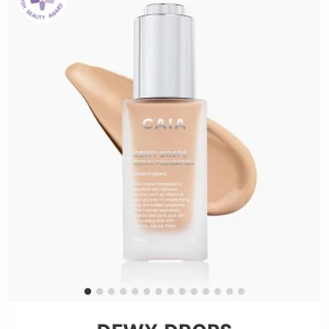 Dewy Drops Serum Foundation från CAIA - Färgen 20W Dewy Drops Serum Foundation från CAIA ger en strålande och naturlig finish. Den är berikad med vitamin E och hyaluronsyra för att återfukta och skydda huden.köpte för två månader sedan men har inte hunnit andvända då jag råkade köpa för mörk färg för mig.endast provat en gång.köpt för 345kr