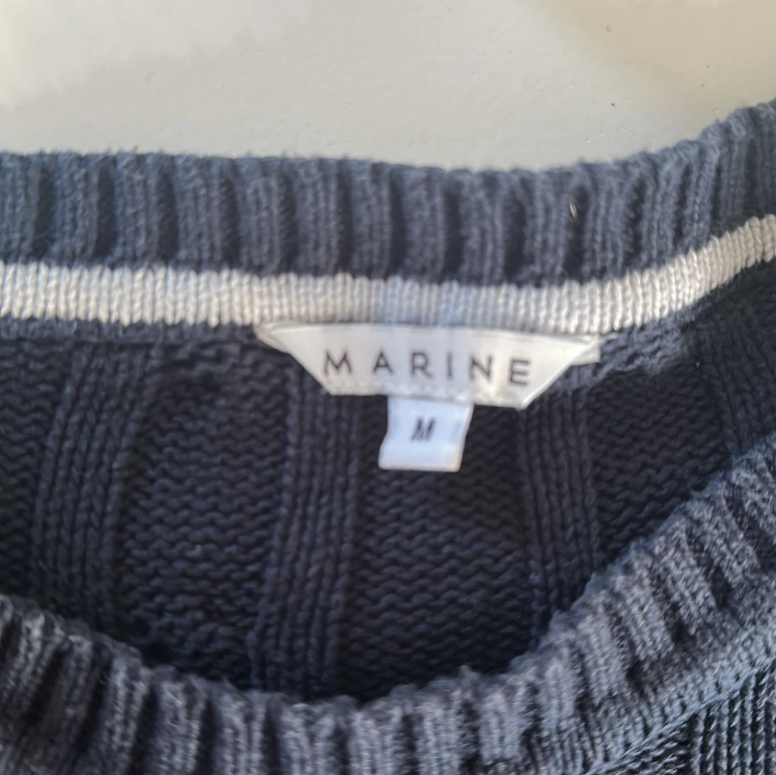 Mörkblå stickad tröja från Marine - 1