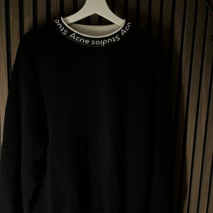 Svart tröja från Acne Studios - Säljer nu en snygg svart tröja från Acne Studios. Perfekt för en stilren look! Tröjan har långa ärmar och en klassisk passform.