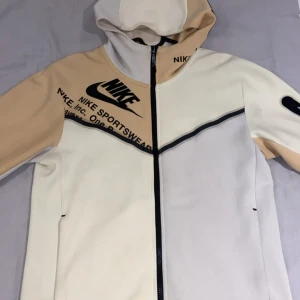 Nike Tech Fleece - Beige, Nike Tech Fleece Storlek M,  8/10 skick. Har tyvärr en fläck som jag tror är enkel och få bort. säljer då jag inte använder den. Nypris 1349 kr