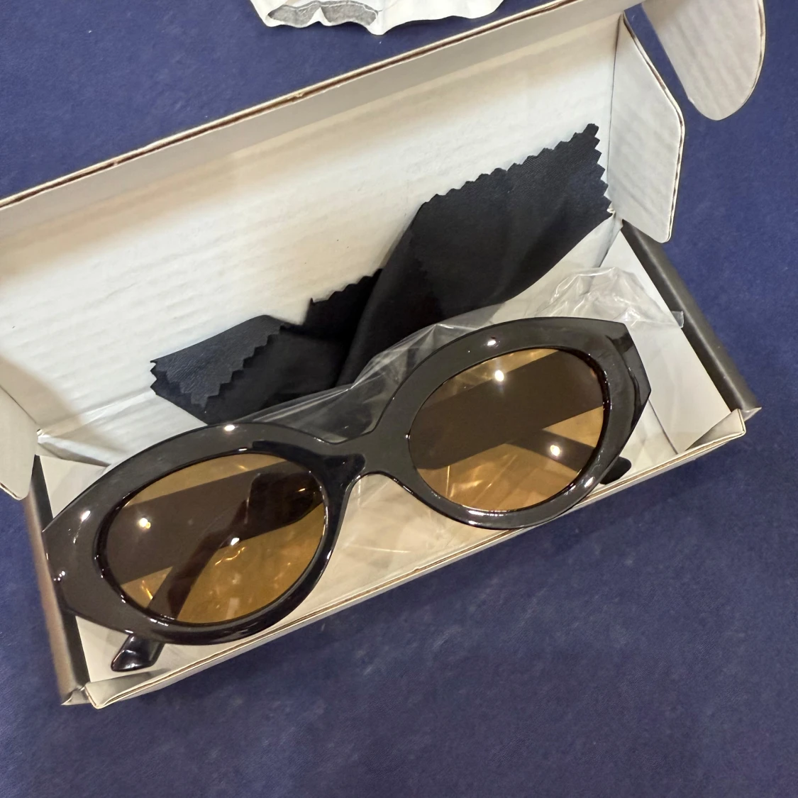 Svarta solglasögon med gul toning - 1