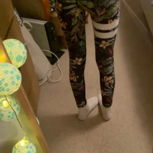  Matchande träning sätt  med tropiskt mönster  - Super fina träningsbyxor från stronger🐆🦩Dem är använda fåtal gånger och har väldigt skönt material men är tyvärr för små💗