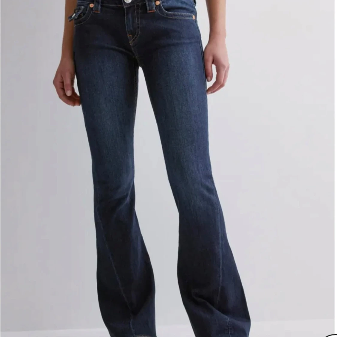 SÖKER!Mörkblå true religion jeans