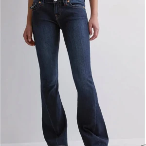 SÖKER!Mörkblå true religion jeans - I storlek w23 low Rise flare🌸