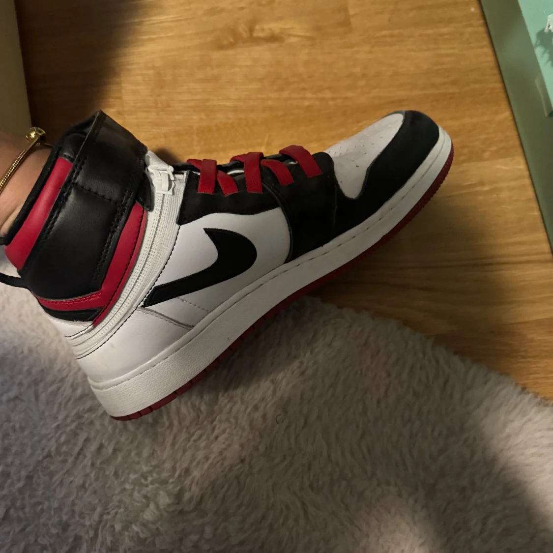 Nike Air Jordans i svart, vitt och rött