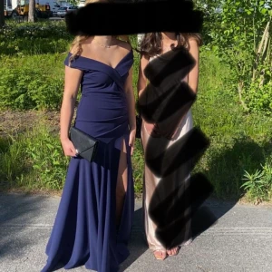 Balklänning - Säljer nu min fina balklänning💙 jag är runt 165 cm och klänningen är lite uppsydd men går ner till marken som man ser på bilden. Meddela om ni har frågor!