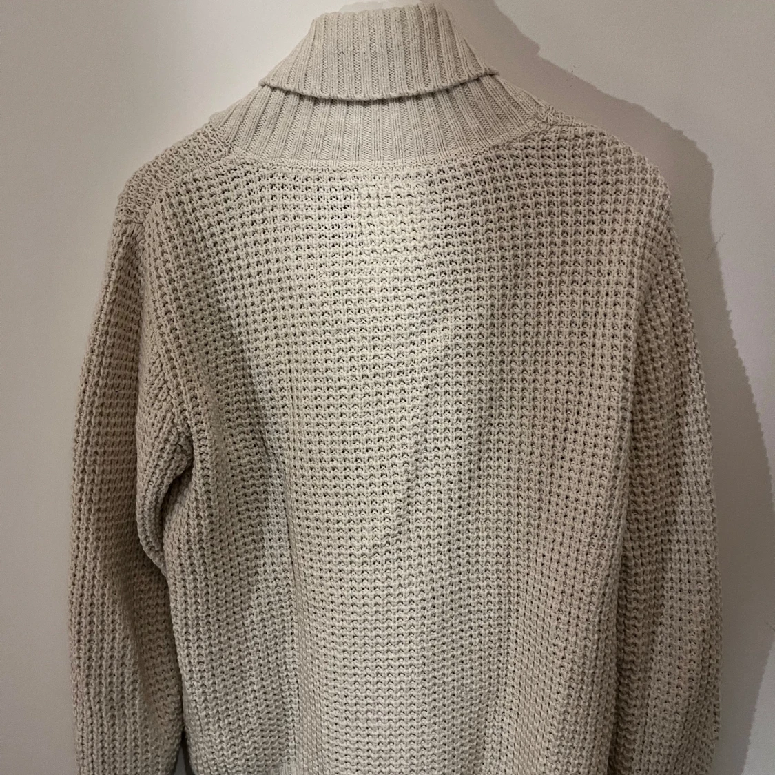 Beige stickad tröja med krage - 1