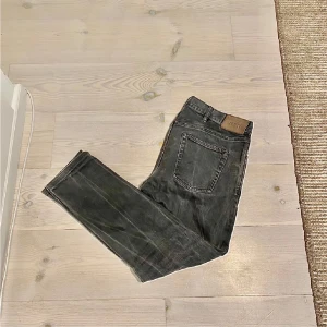Selvege jeans - Säljer dessa gråa selvedge jeans från märket Han Kjøbenhavn i riktigt bra skick. Storleken är 32/32 och modellen är slim. Hör av dig för eventuella frågor. Priset är ej hugget i sten. 