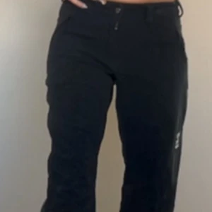 Haglöfs byxor män  - Haglöfsbyxor använt de endast en/två gånger de är mörk gråa, en nyans från svart. Finns inga defekter eller liknande. Pris kan diskuteras vill bli av med de. 
