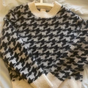 Stickad tröja h&m - Mjuk och fin stickad tröja från hm, mycket fint skick. Bomull, polyester, alpacka blandning 