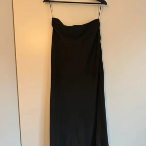 M-KAE Långkjol, Svart, Strl: M - Använd bara några gånger, normal i storleken, dragkedja på sidan.