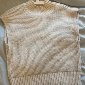 Stickad väst - Stickad creme färgad väst köpt från Nelly.