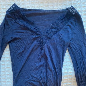 Intimissimi tröja - Mörkblå med spets