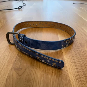 Bälte - Blått y2k bälte med stjärnor och stenar, för litet för mig.