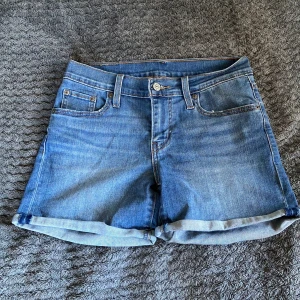 Shorts - Finns lite slitage på fickorna, annars bra skick!