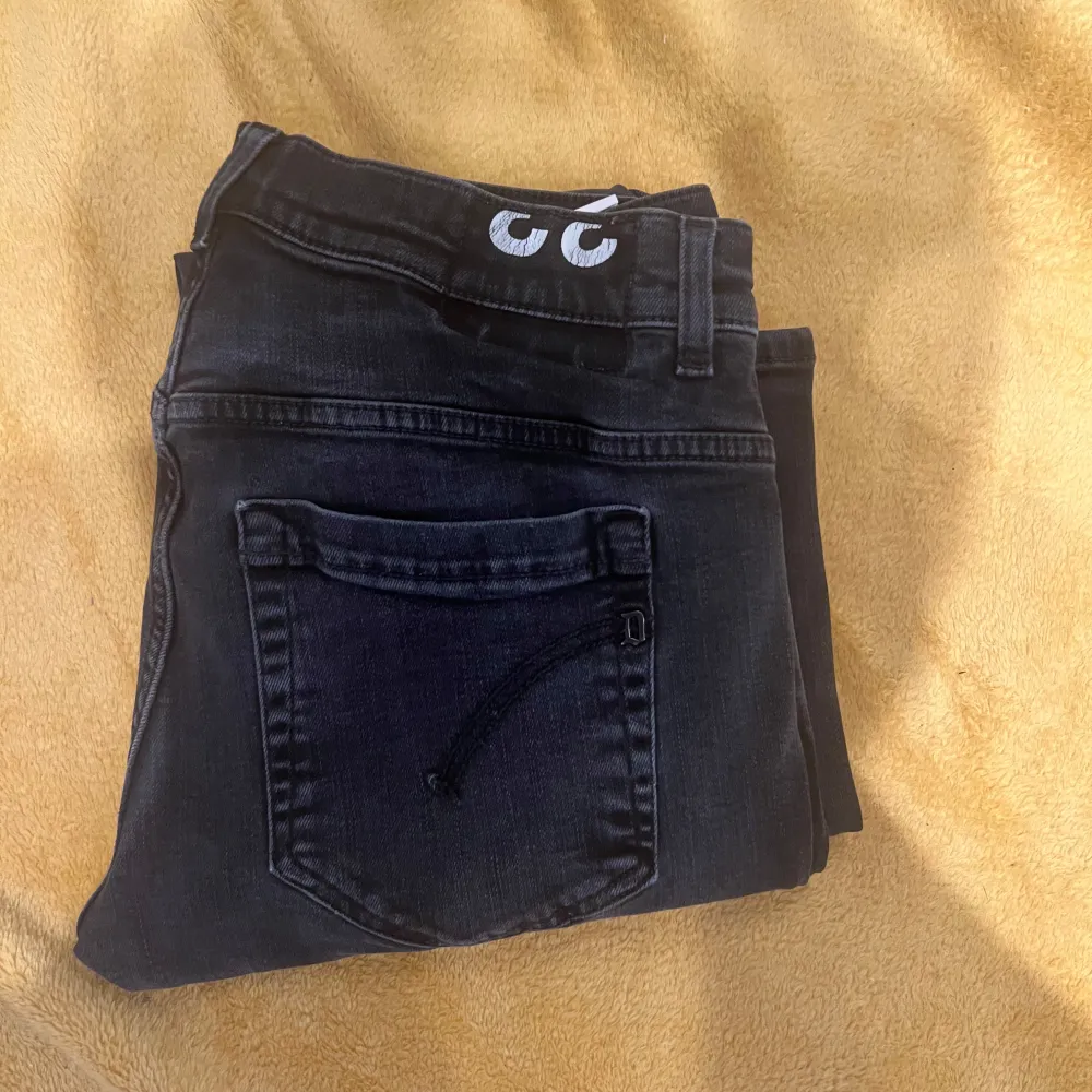 Snygga svarta jeansbyxor med en klassisk femficksdesign. Byxorna har en knapp och dragkedja framtill och är perfekta för en stilren look. Passar bra till både vardag och mer uppklädda tillfällen.. Farkut & Housut.