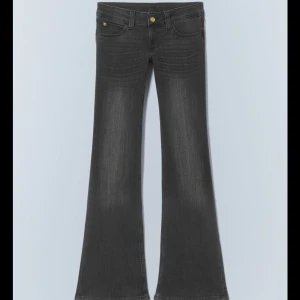 Cheap monday Booty bei storlek 29/34 - Slutsålda jeans från Cheap monday modell: Booty bei Low waist skinny bootcut jeans. Helt oandvända, endast testade! Midjemått: 38 Innerbenslängden: 85. Jeansen är väldigt stretchiga och passar allt från XS-M🌸