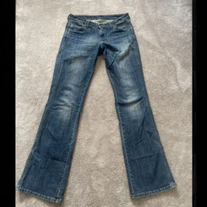 Mörkblå wrangler jeans - Snygga jeans från Wrangler i storlek 29/34. Dem är dock stora i storlek, eller baggy/oversize i modellen så skulle säga att dem passar en M men annars XS/S om man vill ha dem lite baggy🌸 Midjemått: 40cm tvärs över Innerbenslängden: 86cm Grenhöjd: 21cm