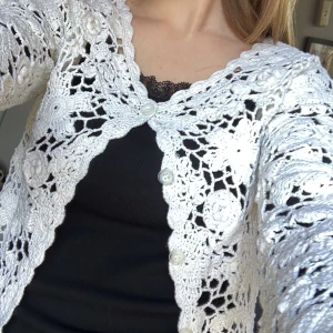 Kofta  - Koftan köptes på 90-talet och har knappt använts. Modellen tillverkas inte mer så är sällsynt. Vill du se fler bilder så är det bara att fråga! ❤️