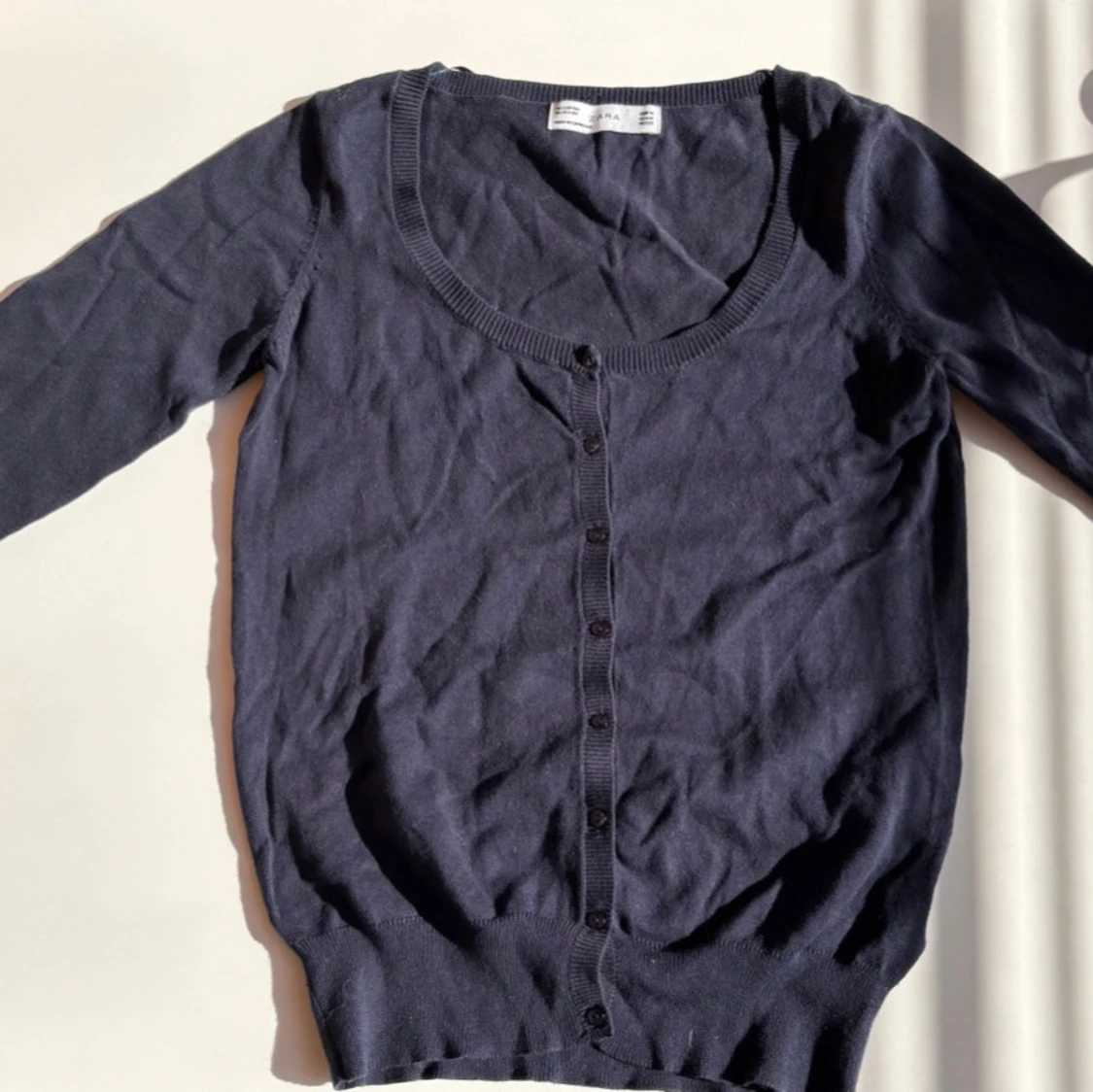 Mörkblå kofta med knappar