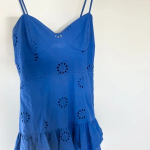 Blå klänning  - En blå klänning med smala axelband från Zara. Använd ett fåtal gånger💙