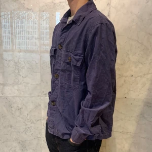 Blå linneblend overshirt - Blå linneblend overshirt | Storlek: L (Passar M) - Skicket pa overshirt är jättebra - Varat pris: 200 - Modellen är 184cm och väger 70.