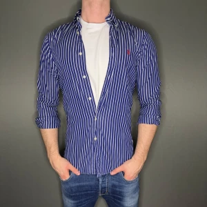 Ralph lauren skjorta - Hej säljer nu min fina Ralph Lauren skjorta i storlek S. Den är i nyskick och kommer vara otroligt snygg nu i vår och framåt sommaren. Nypris cirka 1600kr! Vi kommer att sälja liknande produkter nu i vår och närmare sommar så glöm inte följa profilen!🌊🍾