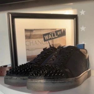  Louboutins - Tja.säljer ett par fetta trendiga skor av märket Louboutins som är väldigt populära just nu.är 9/10 skick,unik färg inte många som har dom.🔥 stäl alla frågor till mig det finns inga dumma frågor.😉😁🔥 psst ifall snabbt köp=bättre pris🤫🤩