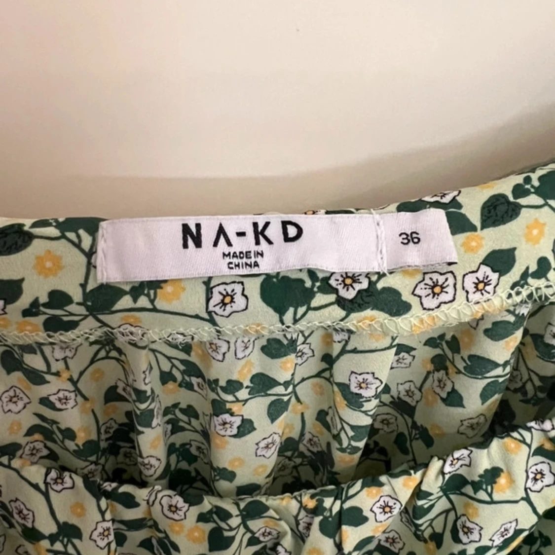 Blommig klänning från NA-KD - 1