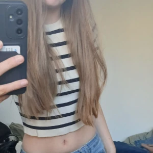 Croppad baby tee - Superfin croppad tee från Zara💕 Inga kända defekter eller fläckar😃