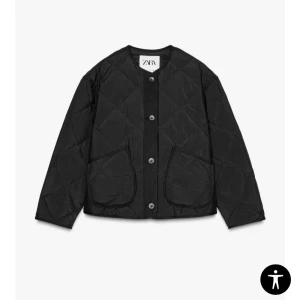 Svart quiltad jacka från Zara - Säljer en svart quiltad jacka från Zara med knappar framtill. Jackan har en rund hals och två stora fickor. Perfekt för en stilren look.