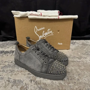 Christian louboutin skor (STEAL) - Hej! säljer dessa väldigt eftertraktade grå skor Från märket Christian louboutin i Fint Skick, 8/10! | Lite creased,Storlek 40 men passar 41 | Box och extra snören Medföljer! Vid frågor är det bara att höra av sig👌  