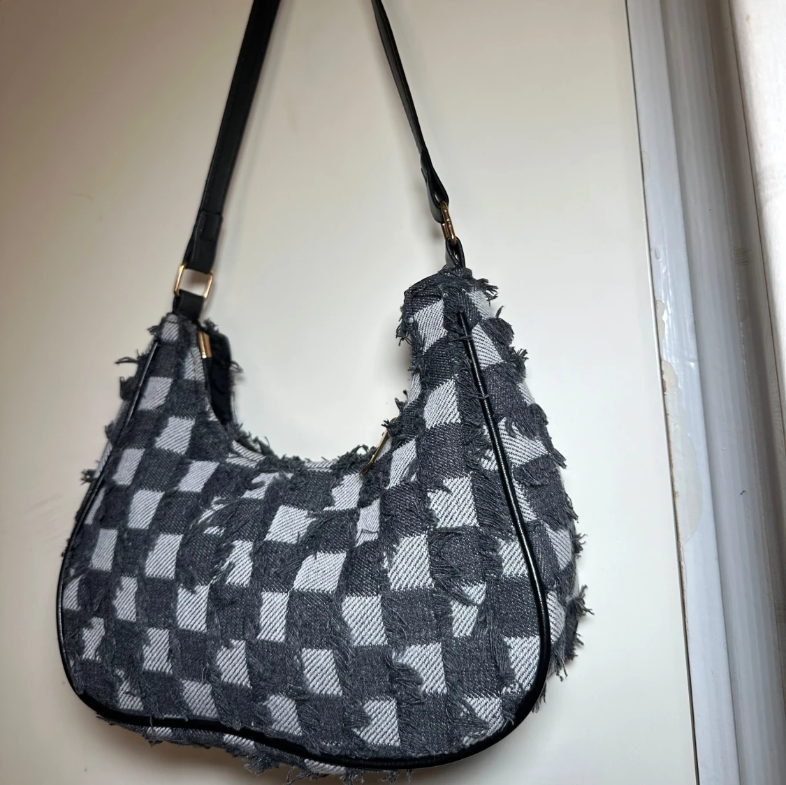 Rutig axelväska i grått och svart