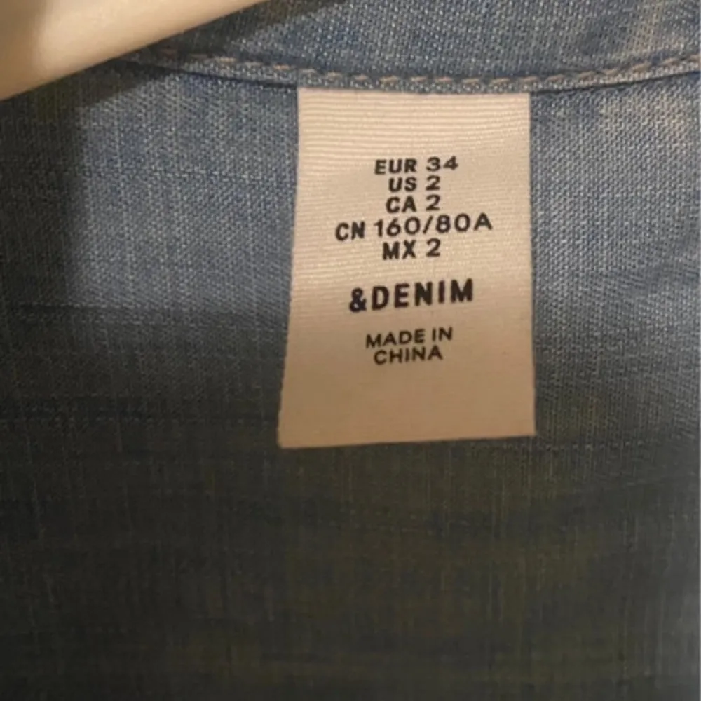 Säljer en stilren ljusblå jeansklänning hm . Klänningen har långa ärmar och knappar framtill samt två bröstfickor. Den kommer med ett flätat bälte som ger en snygg passform. Perfekt för en avslappnad look!. Mekot.