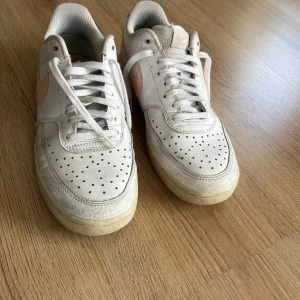Nike skor - Nike skor med rosa detaljer, använda några enstaka gånger men var för stora. Stl 39
